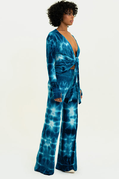 Model showcasing the side angle of the Malibu Pant with Matching Indigo Lighting colored top. 